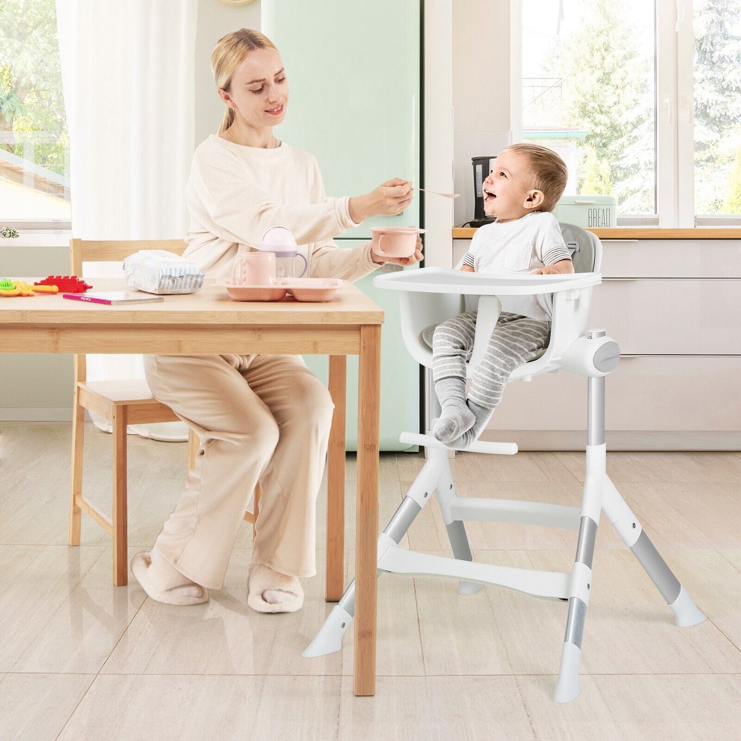 Adjustable Baby Highchair with Removable Tray and 5-Point Safety Harness