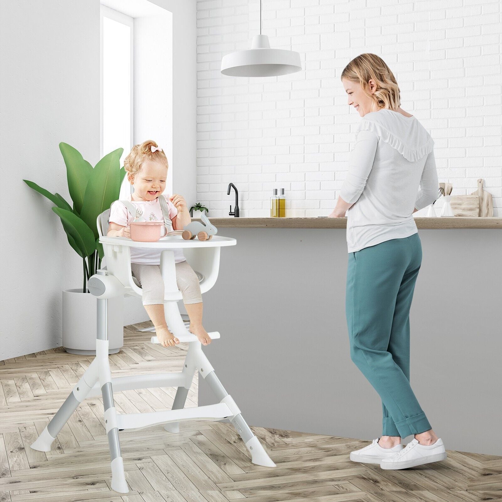 Adjustable Baby Highchair with Removable Tray and 5-Point Safety Harness